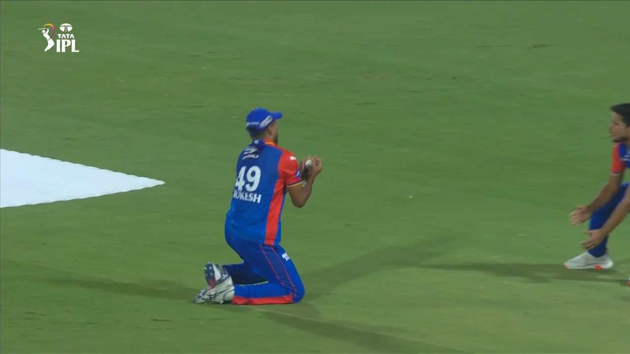 Big wicket, Excellent catch ft. Ishant Sharma & Mukesh Kumar