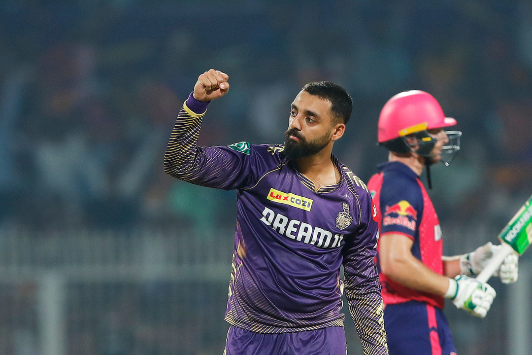 2 in 2! Chakaravarthy gets Ashwin, Hetmyer off consecutive deliveries