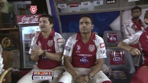 Match 25 KXIP vs RCB – de Villiers' Wicket background
