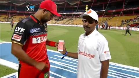 M4: RCB vs SRH – Freecharge Bolt Moment – Stuart Binny background
