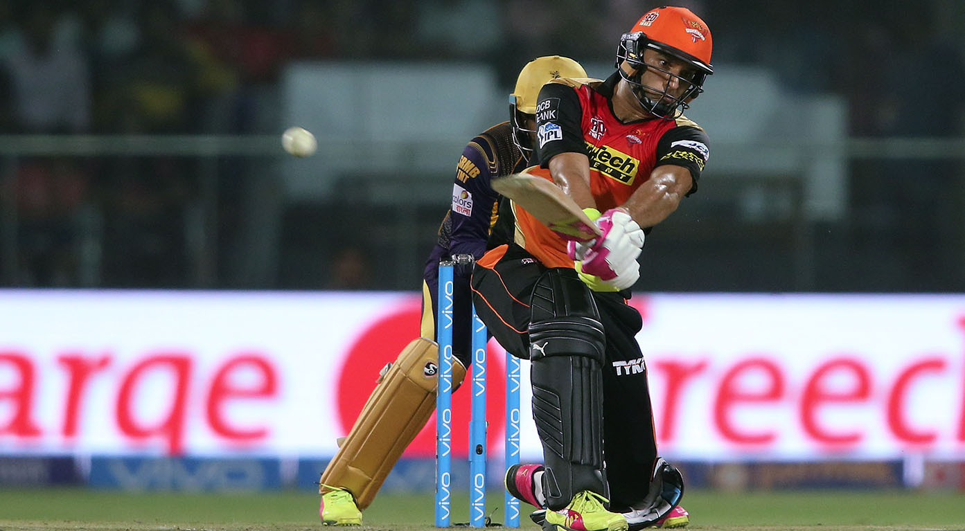 M58: SRH vs KKR – Yuvraj Singh 44 background