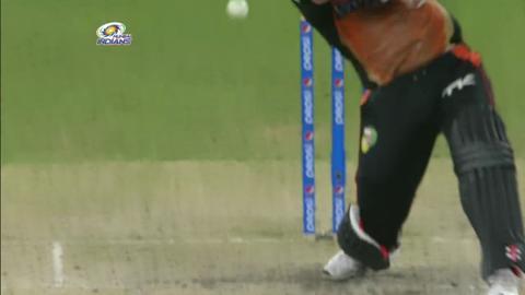 M20: MI vs SRH – David Warner Wicket background