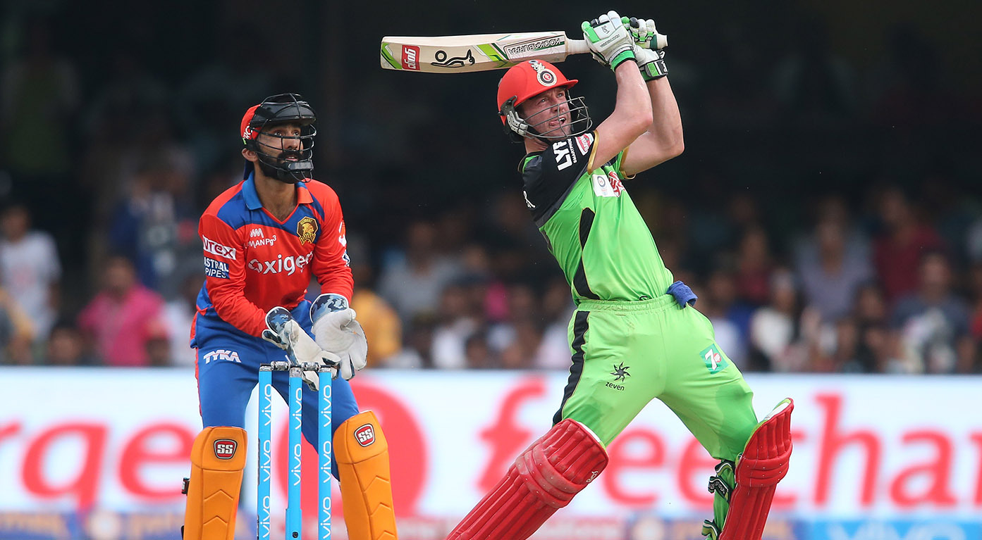 M44: RCB vs GL – Super Sixes background