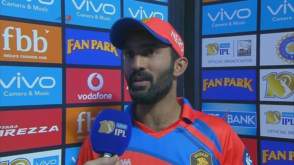 M42: DD vs GL – Dinesh Karthik Interview background