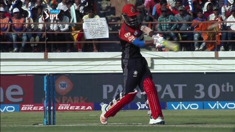 M19: GL vs RCB – Lokesh Rahul Six background