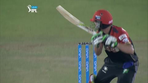 M39: KXIP vs RCB – AB de Villiers Wicket background