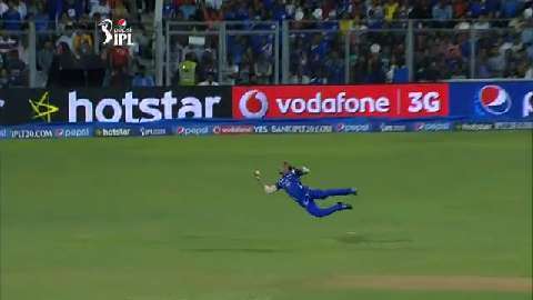 M39: MI vs DD – Lendl Simmons plucks a brilliant catch to see Yuvraj's back