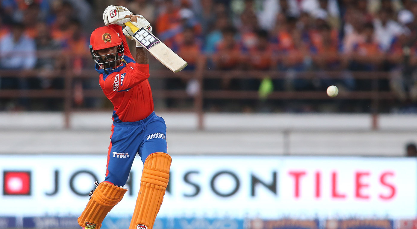 M19: GL vs RCB – Dinesh Karthik 50* background