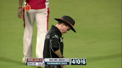 Match 44 RCB vs KXIP – de Villiers's Six background