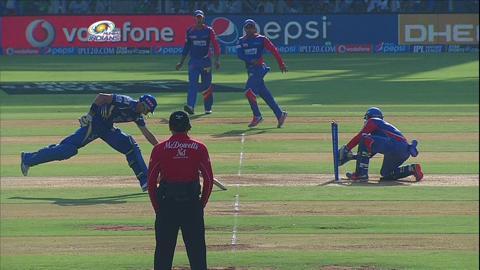 M51: MI vs DD – Michael Hussey Wicket