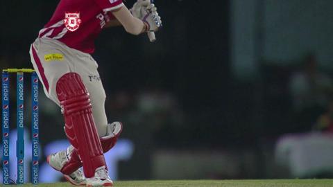 M27: KXIP vs SRH – Axar Patel Six background