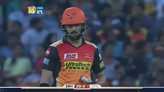 Yuvraj Singh smashes 47 off 43 to keep SRH in hunt