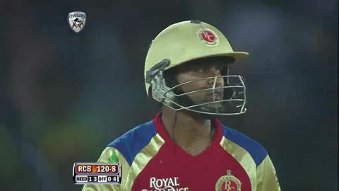 Match 71 DC vs RCB – Kumar's Wicket background