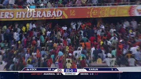 M42: SRH vs DD – Quinton de Kock Six background