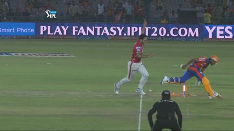 M3: KXIP vs GL – Mitchell Johnson shows his footy skills