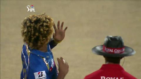 M76: CSK vs MI – Michael Hussey Wicket background