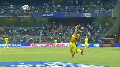 M12: MI vs CSK – Faf du Plessis takes a brilliant catch diving backwards background
