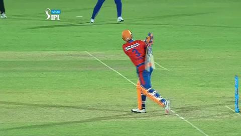 M54: GL vs MI – Suresh Raina Wicket