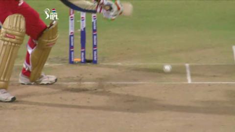 M16: CSK vs RCB – Chris Gayle Wicket