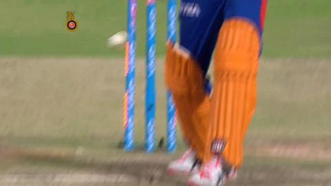 M44: RCB vs GL – Praveen Kumar Wicket