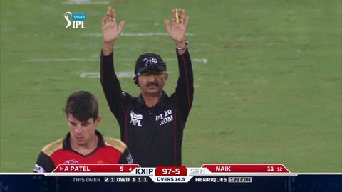 M18: SRH vs KXIP – Axar Patel Six background