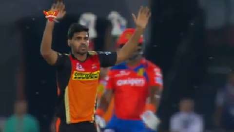 M34: SRH vs GL – Bhuvi-Nehra maiden overs push GL on backfoot