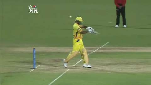 M2: CSK vs DD – MS Dhoni Six