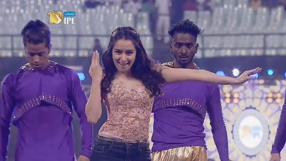Shraddha Kapoor rocks the stage with her dancing moves