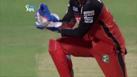 M57: GL vs RCB – Dwayne Smith Wicket background