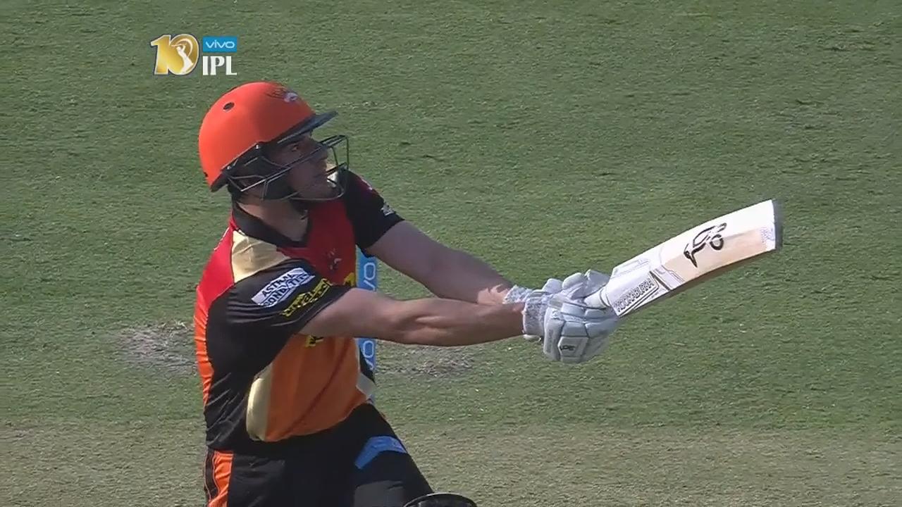 Moises Henriques fires SRH to 176 with a 55*(28)