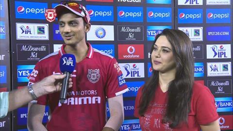 M50: KXIP vs RCB – Preity Zinta plays translator to Axar Patel