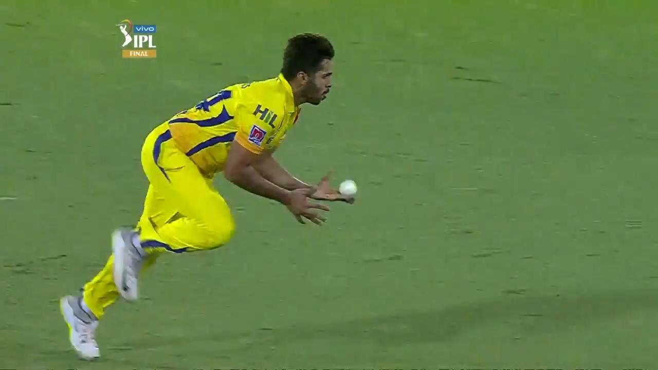 Cool Shardul grabs a stunner