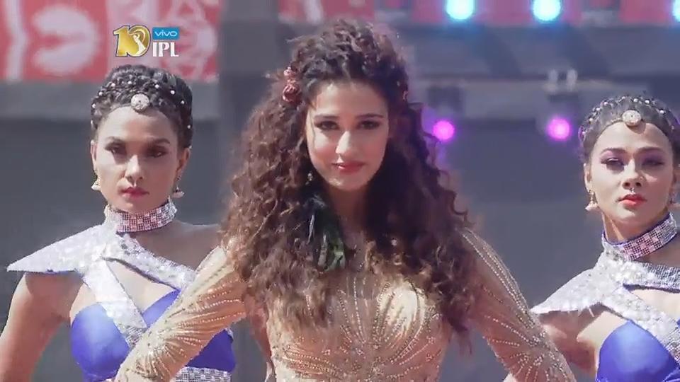 Disha Patani sizzles the stage with her moves background