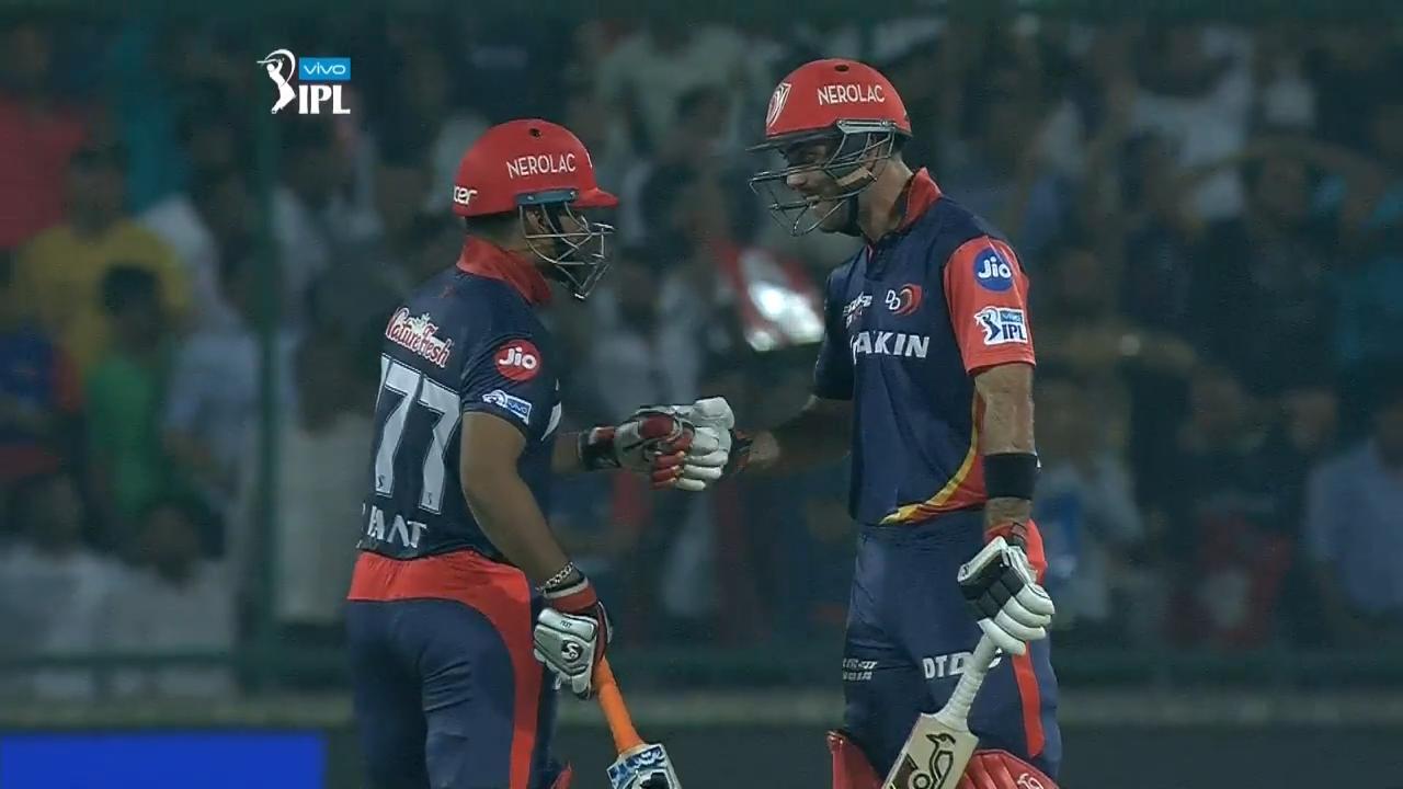 Pant takes on Rashid - Smokes him background