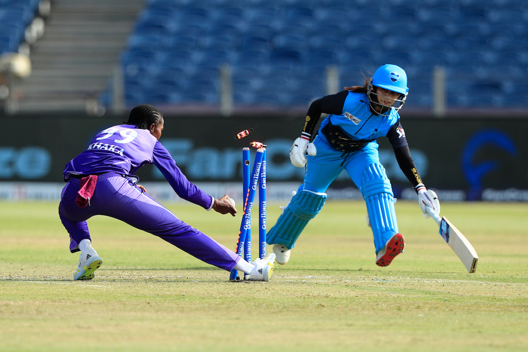 Mix-up in the middle - Taniya Bhatia has to walk back background