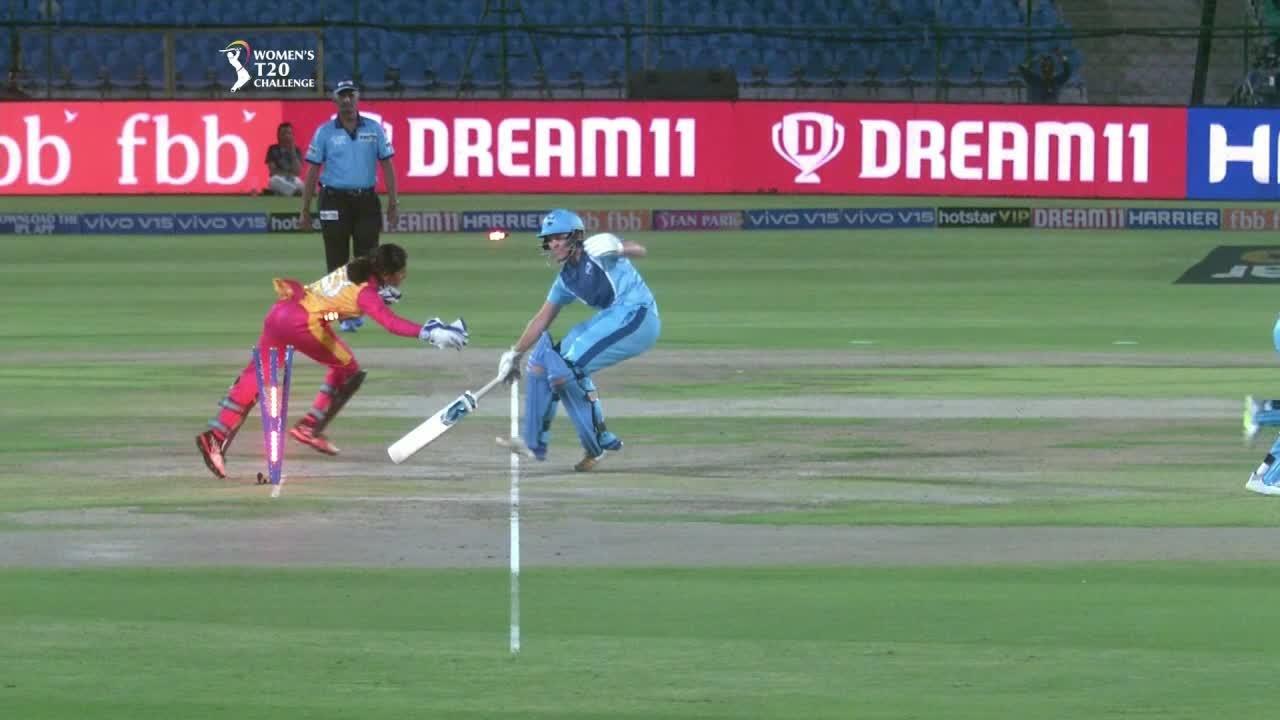 M01: Trailblazers vs Supernovas – Lea Tahuhu Wicket background