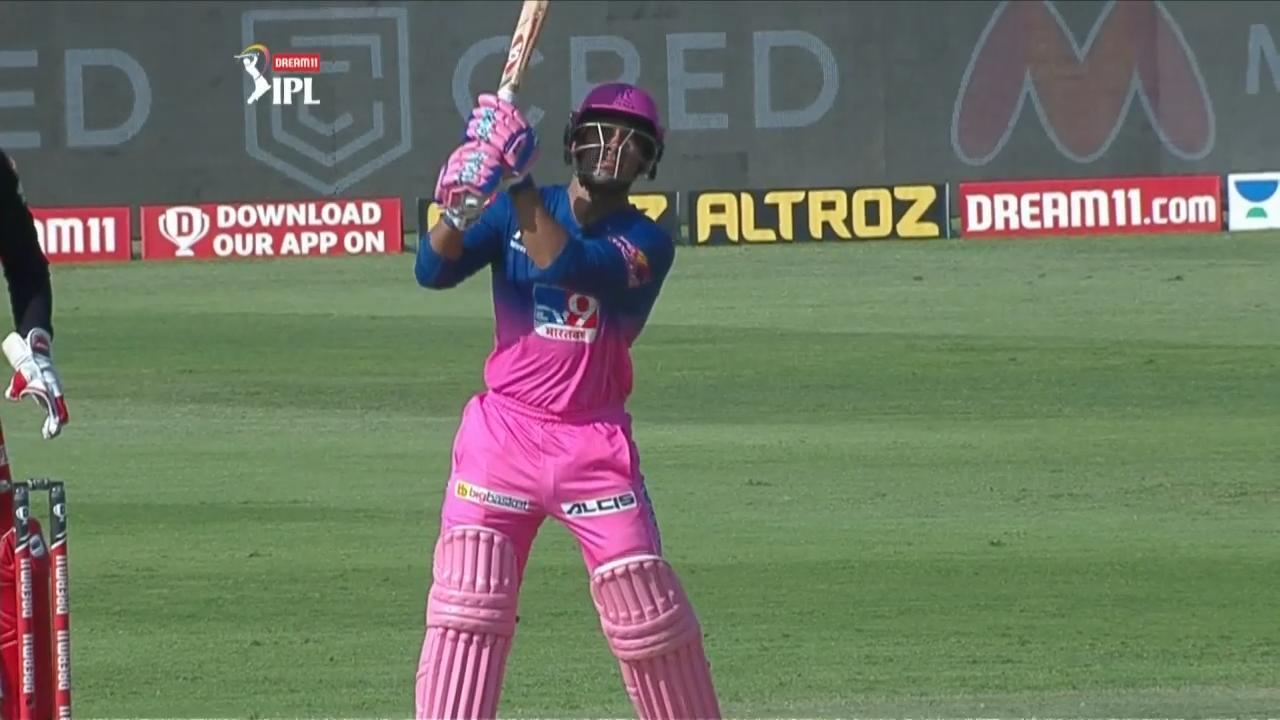 M15: RCB vs RR – Mahipal Lomror Six