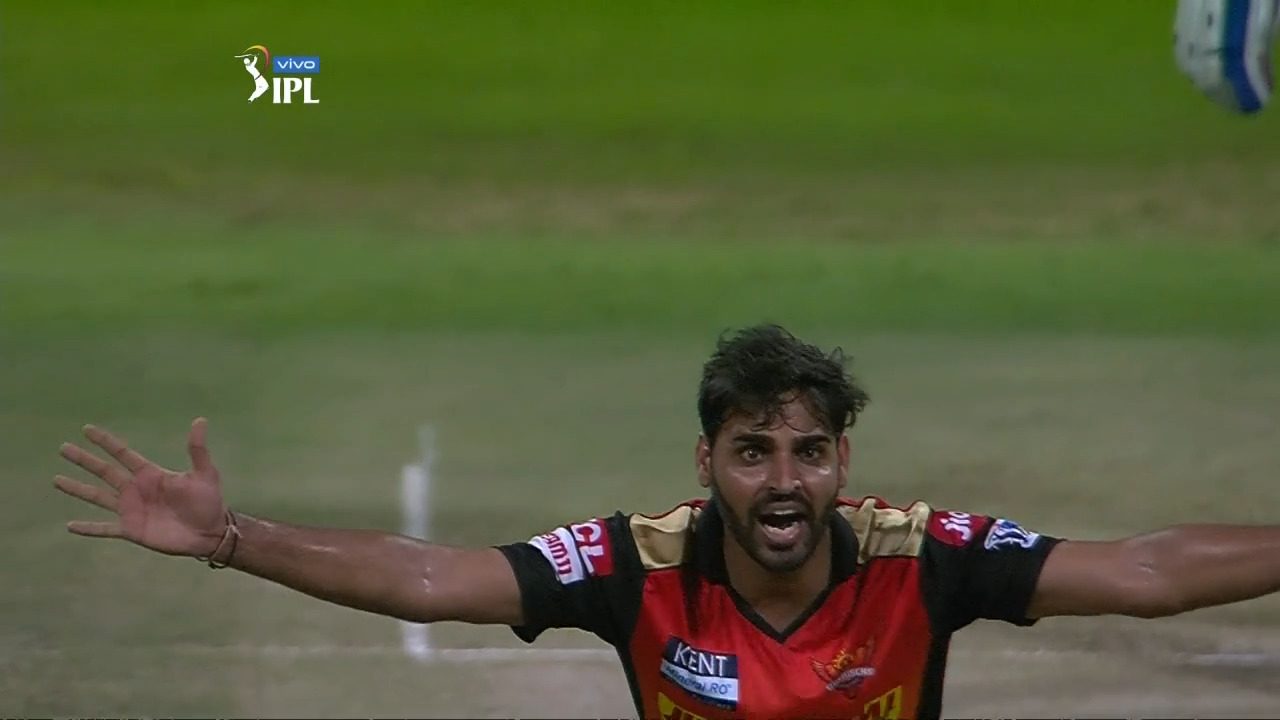 Best vs Best: Bhuvi gets King Kohli background