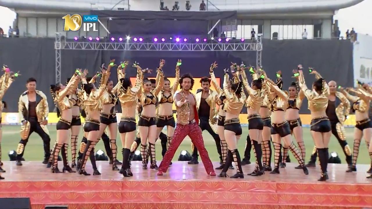Tiger Shroff sets the stage on fire with his silken dance moves background