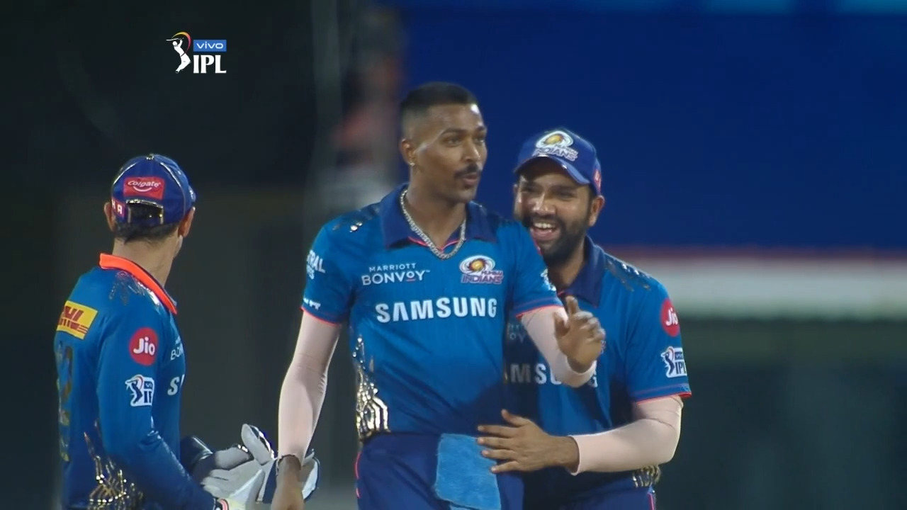 Bull's eye Hardik runs out Warner background