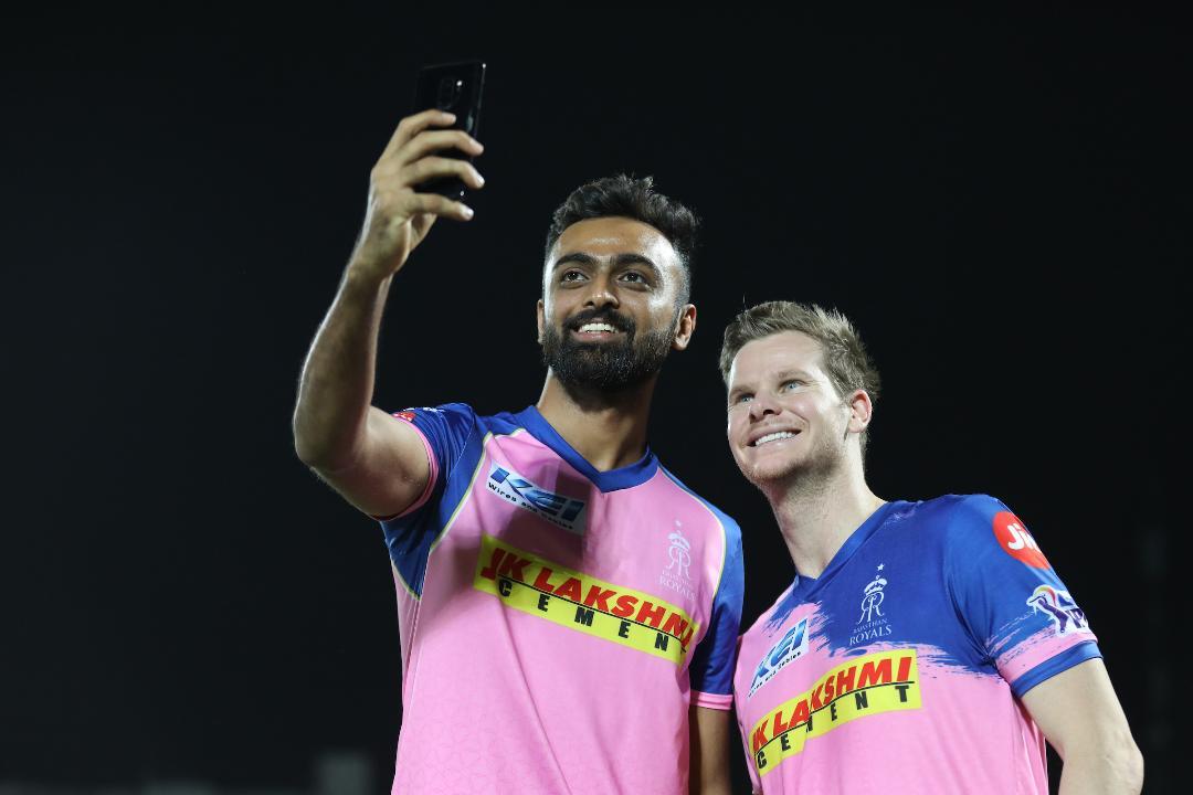 'You cost me a phone' - Steve Smith tells Unadkat background