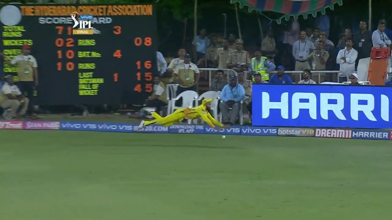 Flying Jaddu almost saves a boundary