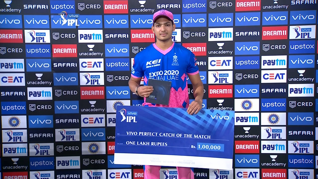 M28: RR vs SRH – VIVO perfect catch of the match – Anuj Rawat background