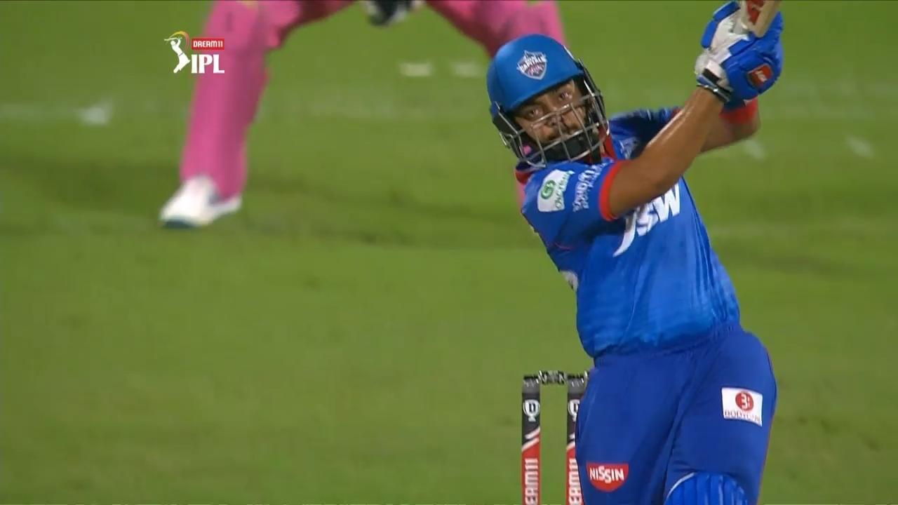 M23: RR vs DC – Prithvi Shaw Six background