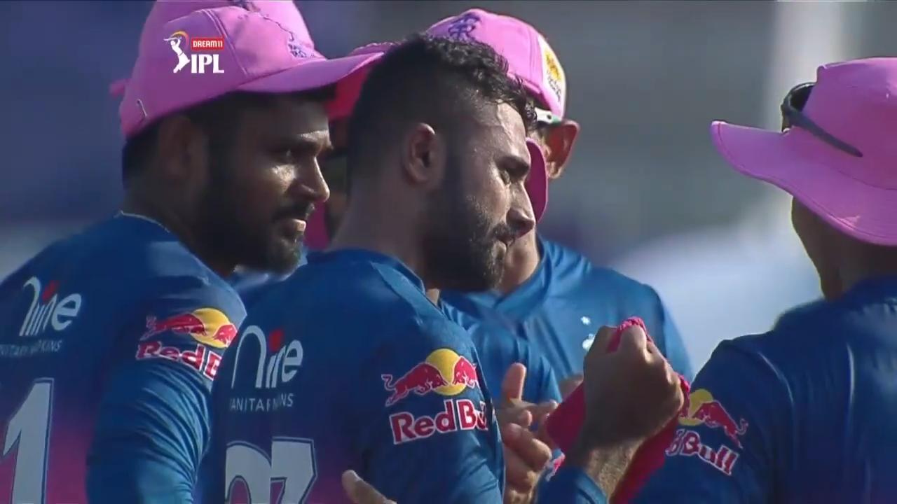 Gopal asks for DRS, gets the wicket