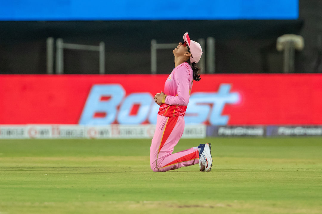 Smriti Mandhana's juggling catch to dismiss Deepti Sharma