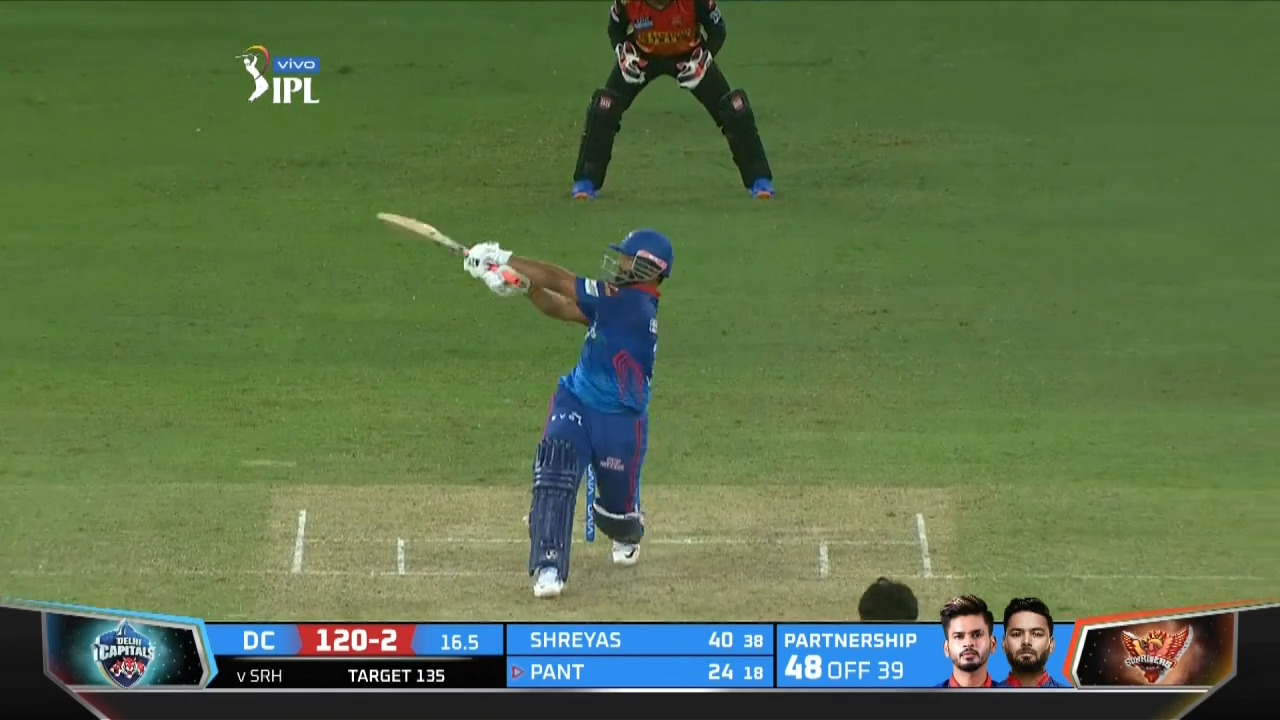 M33: DC vs SRH – Rishabh Pant Six background