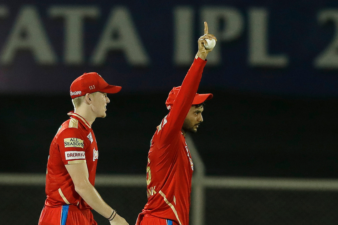 Captain's catch: Mayank keeps it cool to get Harshal OUT background