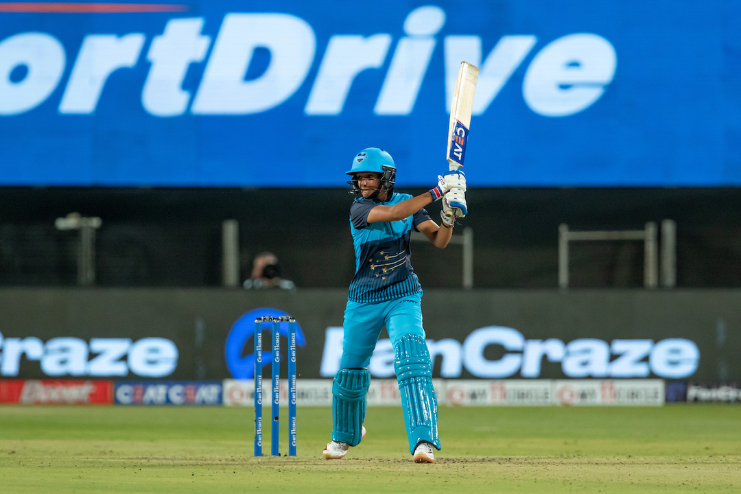 Harmanpreet Kaur smashes 43(29) background