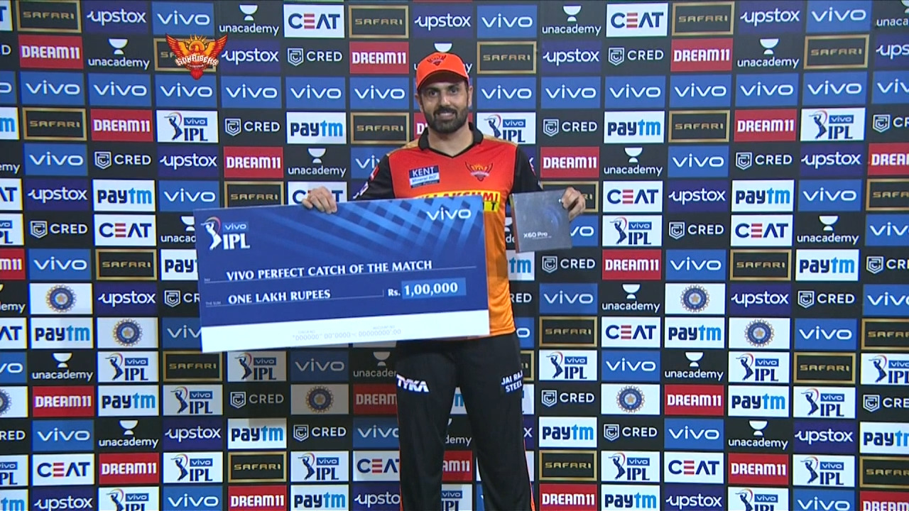 M55: SRH vs MI – VIVO perfect catch of the match – Mohammad Nabi background
